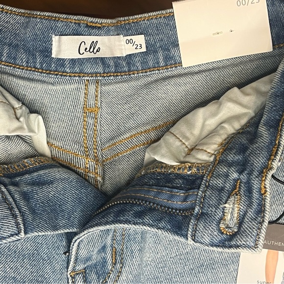 90s Style Cello Super High Rise Distressed Mom Jeans Light Wash Size 00/23 - Picture 4 of 6